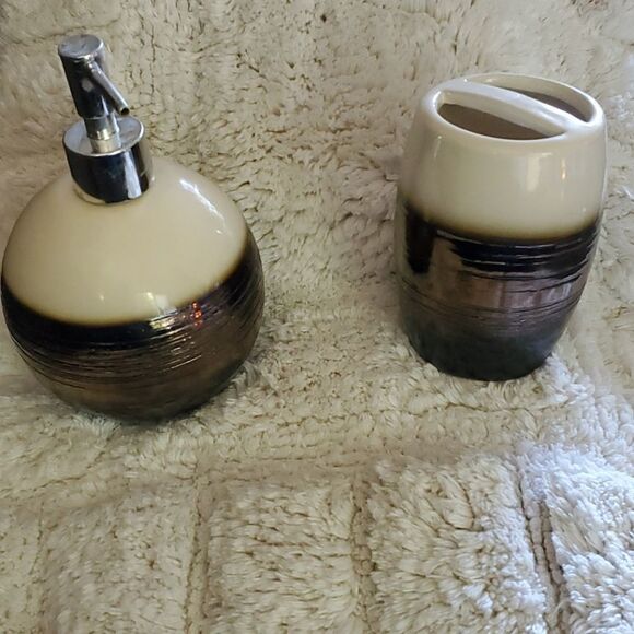 BROWN & cream ceramic soap dispenser and toothbrus - Picture 1 of 1